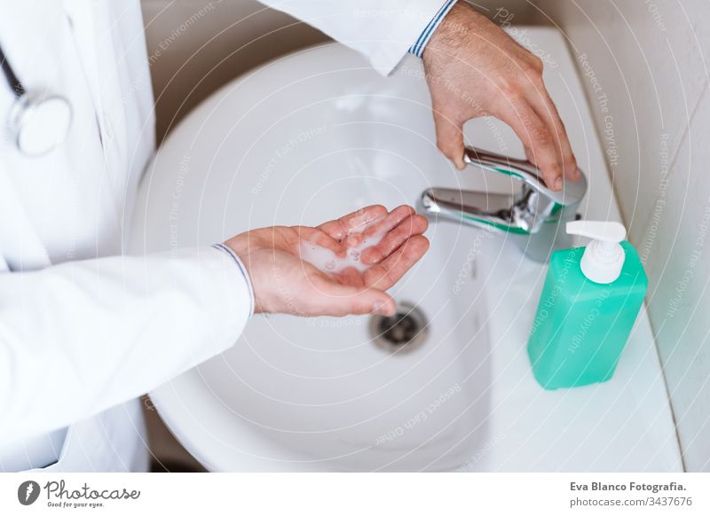 Der Arzt wäscht die Hände mit Desinfektionsseife. Hygiene- und Coronavirus Covid-19-Konzept Wäsche waschen Corona-Virus covid-19 Sauberkeit medizinisch arzt
