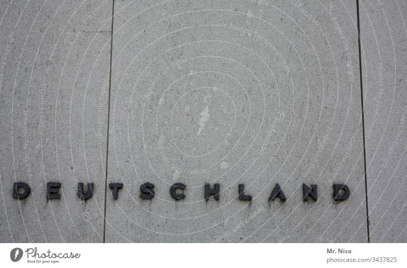 Deutschland Europa Germany Wand Mauer Gebäude Fassade Bauwerk grau Bundesrepublik Deutschland Schriftzeichen Typographie Buchstaben Nationalitäten u. Ethnien