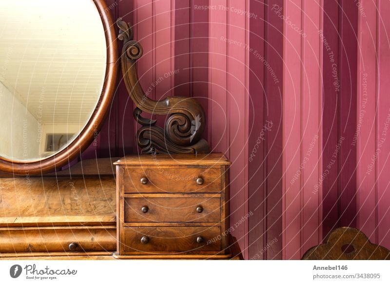 Antiker Schminktisch mit rundem Spiegel an rosa Holzwand, Retro-Design Tisch altehrwürdig Mode hölzern Schönheit Make-up Stil Schminke Hintergrund Innenbereich