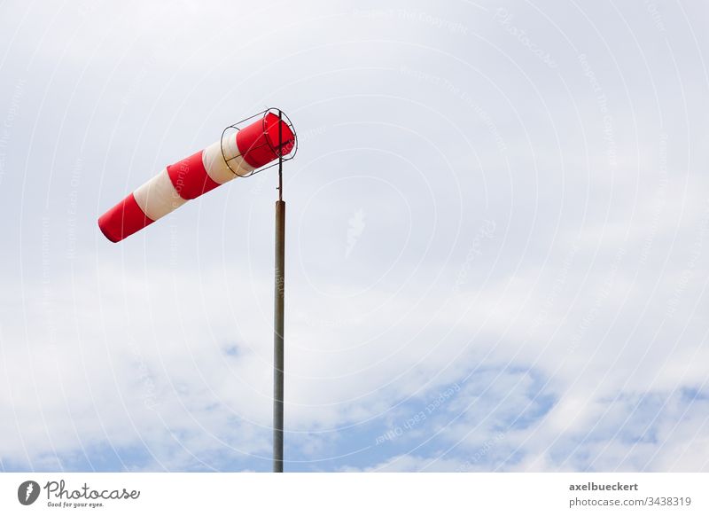 Windsack windig Wetter Himmel Meteorologie Unwetter stürmisch rot weiß gestreift Flughafen Luftverkehr Cloud im Freien Mast Messung Flugplatz fliegen