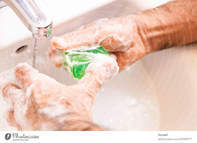 Stoppen Sie das Coronavirus, waschen Sie Ihre Hände covid-19 Waschen Sie Ihre Hände Seife Wasser Sauberkeit Wäsche waschen Reinigen Waschbecken Toilette Klo