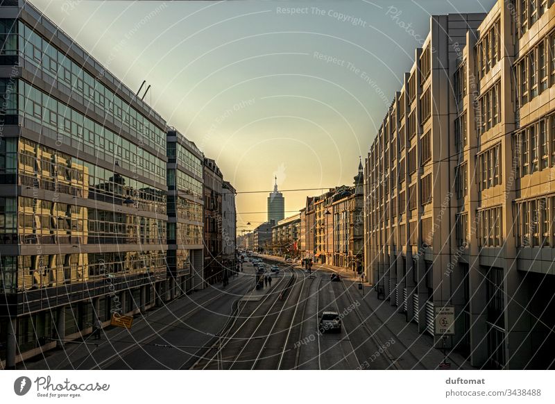 München, urbane Romantik, Sonnenuntergang, Filmkulisse Stadt Architektur geometrisch Außenaufnahme Fassade Fenster abstrakt modern Klotz Gebäude Außenseite
