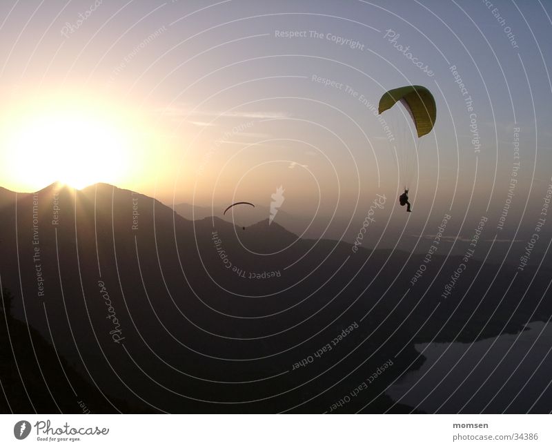 sun diving 3 Sonnenuntergang Fallschirm Gleitschirmfliegen Gipfel Berge u. Gebirge