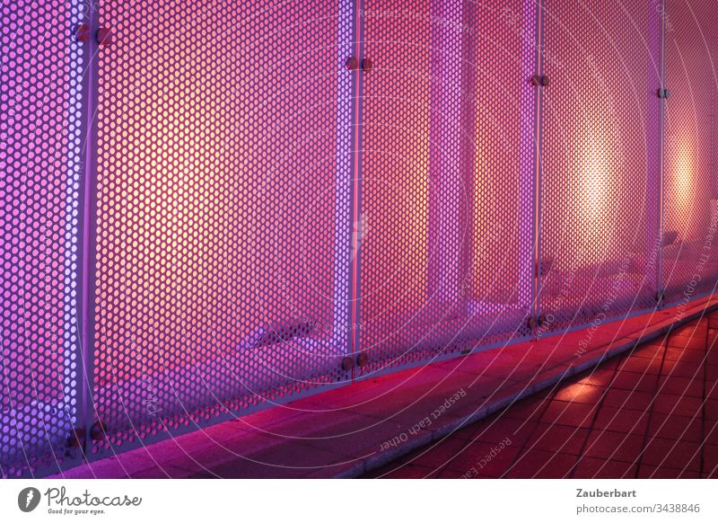 Gitter mit gelber, violetter Hintergrundbeleuchtung als Wandverkleidung Verkleidung abstrakt Architektur Muster Metall Innenaufnahme Licht Fliesen