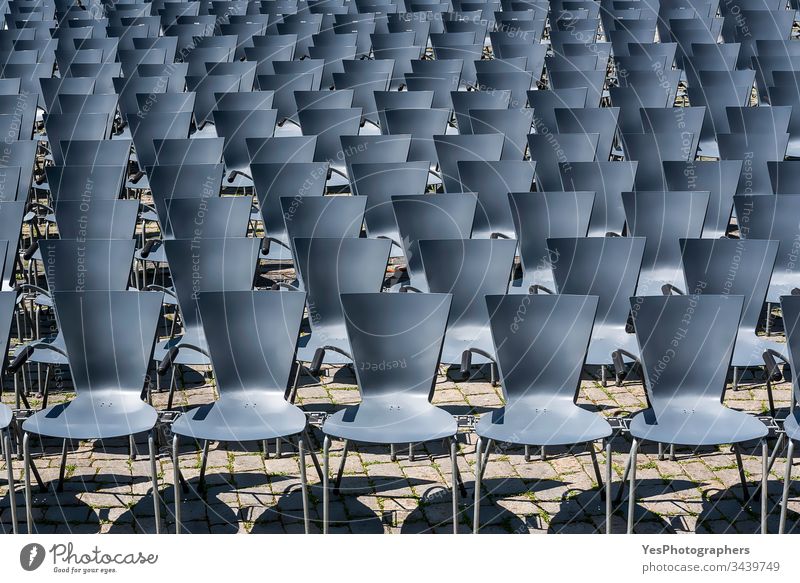 Freilufttheater freie Plätze. Reihen von leeren Stühlen im Freien Verlassen ausgerichtet Publikum Hintergrund blau Großstadt Veranstaltung Festival-Stühle