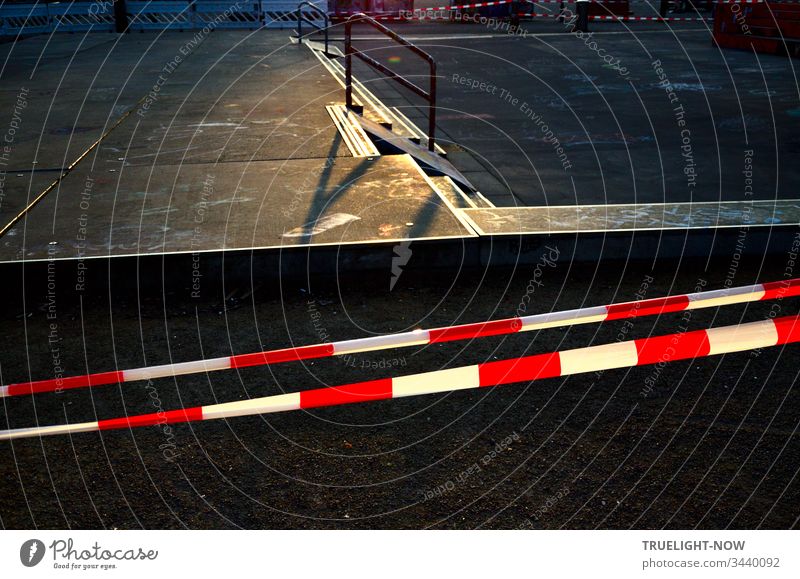 Skateboard Arena in der Abendsonne, abgesperrt mit rot weißem Flatterband | Corona Thoughts Spielplatz Sportplatz Betonboden Absperrband flatterband