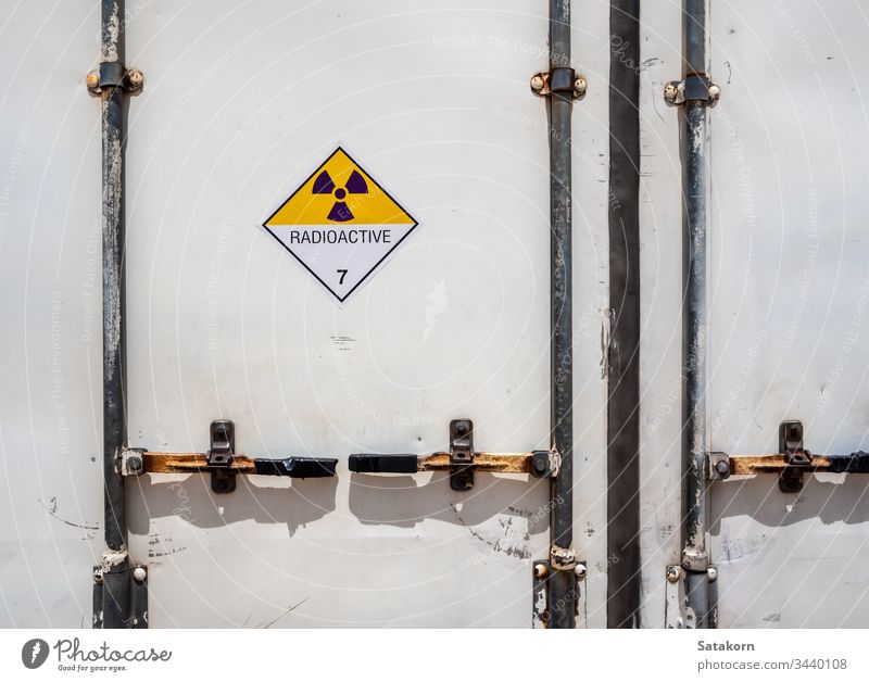 Strahlungswarnzeichen auf dem Gefahrguttransportetikett Klasse 7 am Container des Transportfahrzeugs Zeichen radioaktiv Ermahnung Lastwagen kennzeichnen Symbol