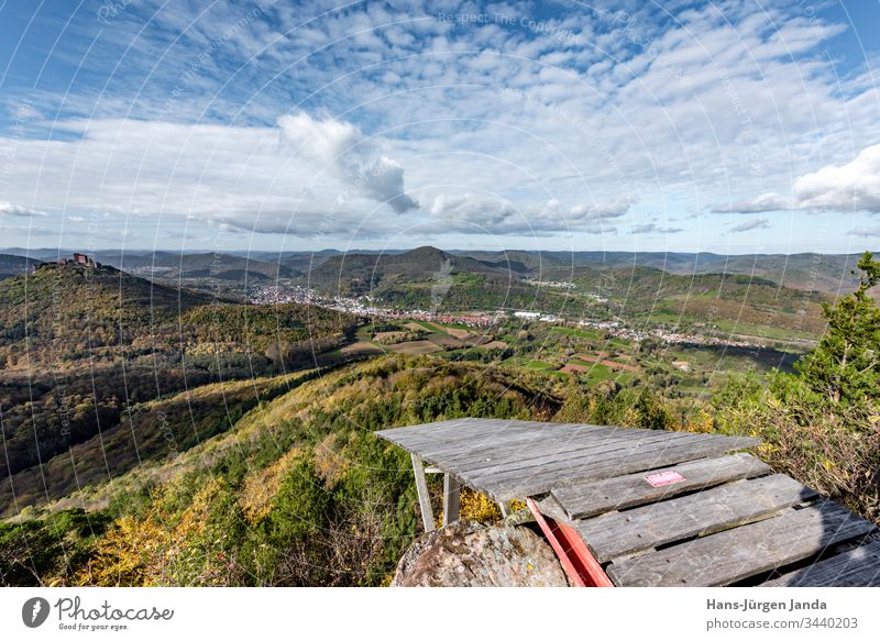 Paragliding Startplatz auf einer Bergspitze mit Blick auf den Pfälzer Wald (Deutschland) deutschland wald himmel wolkengebilde natur panorama blau grün