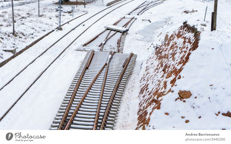 Verschneite Zuggleise Eisenbahn verschwindend modern saisonbedingt weitergeben Verkehr natürlich nördlich verschneite Regie frieren Weg Frost Schiene Transport