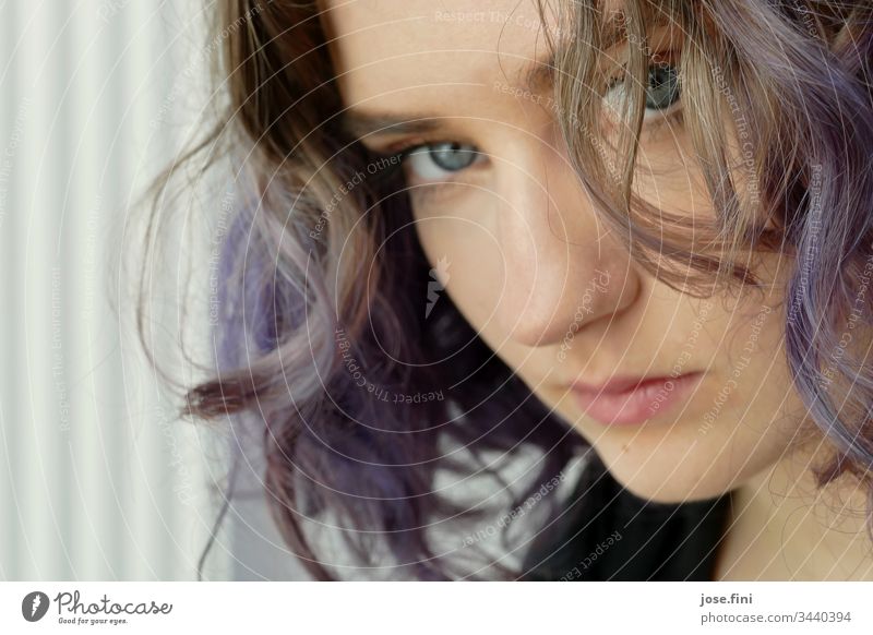 Junge Frau mit violetten Haaren ästhetisch Gesicht portrait hübsch Gedanke einzigartig Identität verstecken beobachten Schüchternheit Mädchen Locken schön