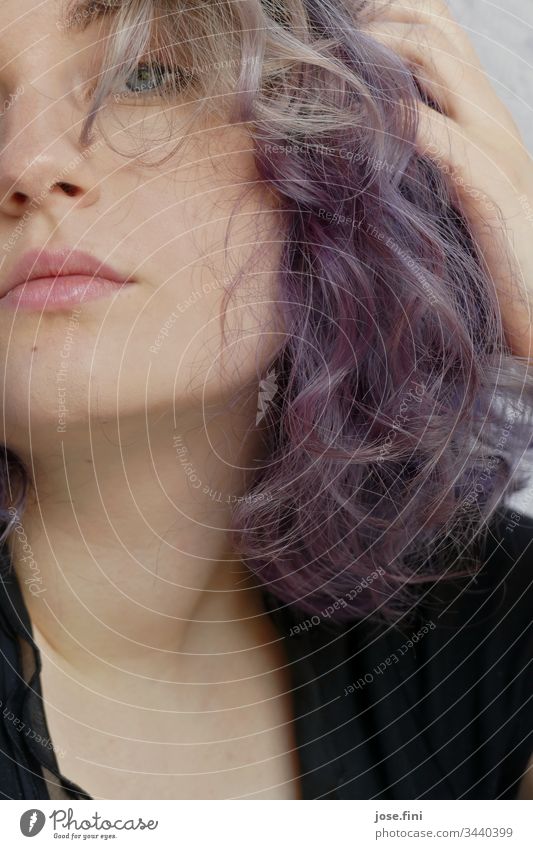 Junge Frau mit violetten Haaren ästhetisch Gesicht portrait hübsch Denken nachdenklich Gedanke einzigartig Identität verstecken beobachten Schüchternheit