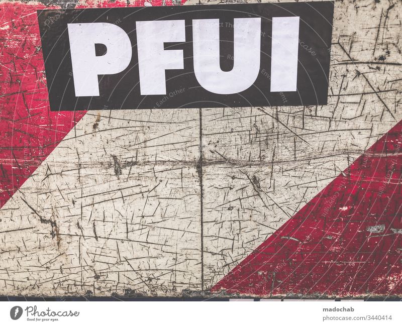 PFUI Botschaft Schrift Warnung Beurteilung Urteil Verurteilen Meinung Pfui Streetart Buchstaben Text Typographie Wort Schriftzeichen Collage Zeichen Sperrung