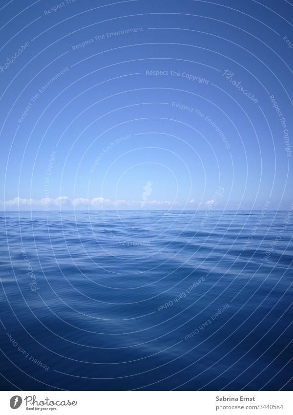 Wasserpanorama mit sanften Wellen und blauem Himmel Weiches Wasser weiche Wellen Wolken tropisch exotisch Panorama Urlaubsgefühl Boot Segel Schiff