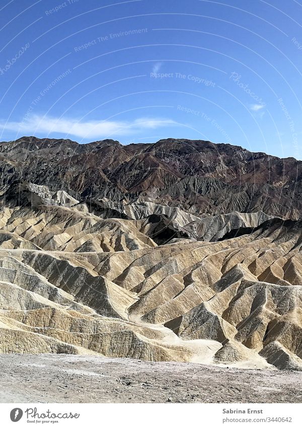 Wüstenlandschaft in Death Valley USA death valley tot wüste trocken hügel hügelig himmel blauer himmel panorama natur braun braunstufen sand wolken usa roadtrip
