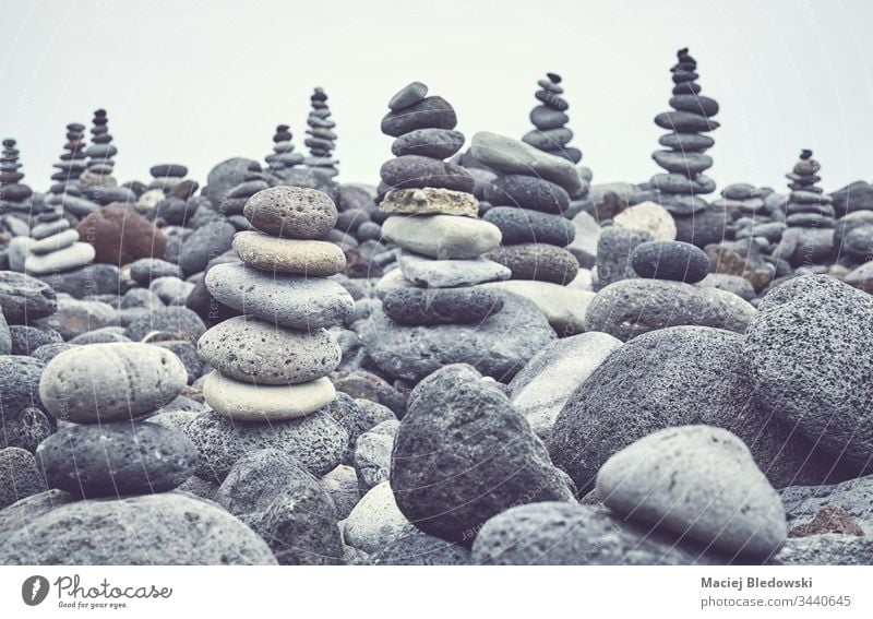 Steinhaufen am Strand. Stapel Kieselsteine Haufen Pyramiden Natur friedlich Instagrammeffekt gefiltert vulkanisch Ausgeglichenheit Gleichgewicht Felsen niemand