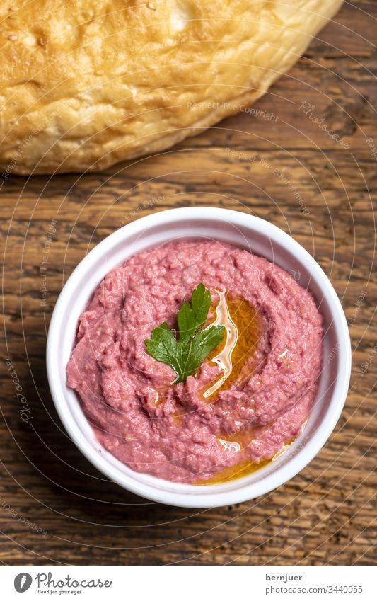 Rote-Beete-Humus Hummus fladenbrot Petersilie holz aufsicht olivenöl rote beete gefärbt rosa essen portion schale rustikal