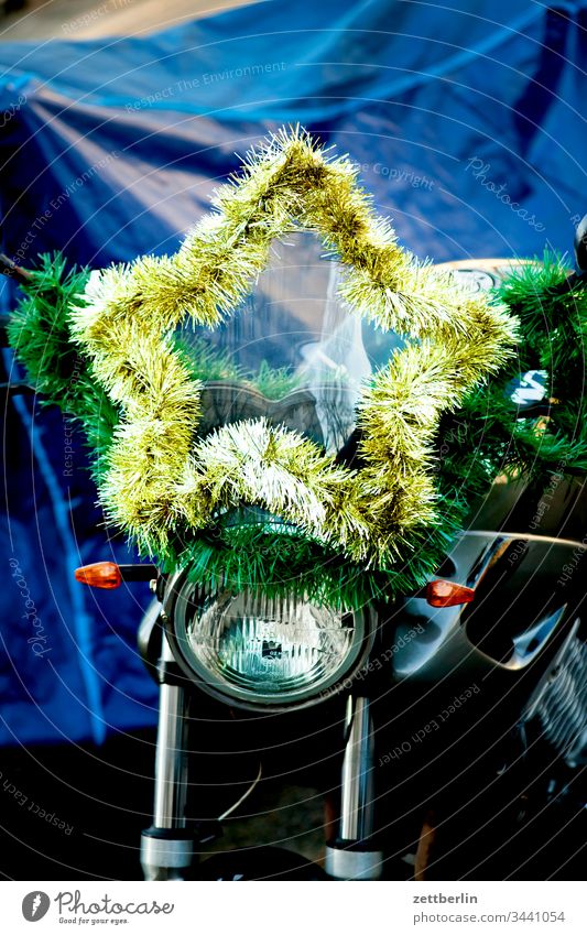 Stern advent außen deko dekoration fransen glitter menschenleer moped motorrad scheinwerfer stern textfreiraum weihnachten weihnachtszeit weihnachtsstern