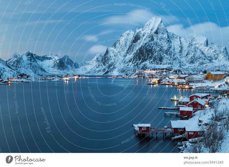 Verschneite Kleinstadt am Fjord vor Bergen zur blauen Stunde Blau Urlaub berühmt Sehenswürdigkeit Wasser Nacht Abend blaue Stunde Idylle Licht Fischerdorf Insel