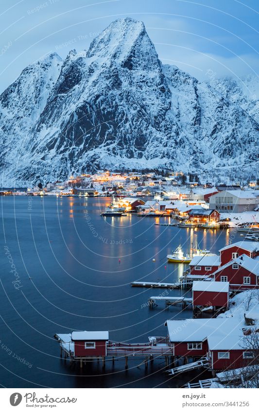 Verschneite Kleinstadt am Fjord vor Bergen zur blauen Stunde Blau Urlaub berühmt Sehenswürdigkeit Wasser Nacht Abend blaue Stunde Idylle Licht Fischerdorf Insel