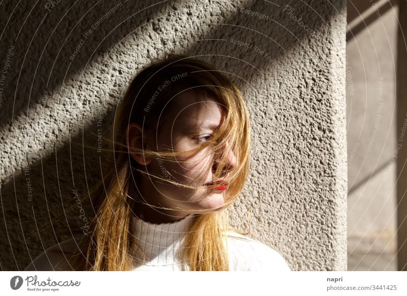 Gedanken, vom Wind erfasst. | Porträt einer jungen Frau, deren lange Haare vom Wind verweht werden. Junge Frau Jugendliche 18-30 Jahre Profil nachdenklich