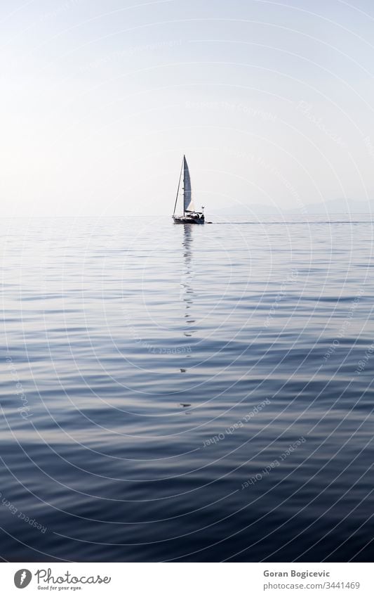Segelboot auf einer ruhigen Meeresoberfläche maritim mediterran Yachting im Freien Tag Meereslandschaft marin winken reisen MEER Natur Wasser Boot Windstille