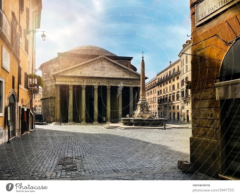 Das Pantheon und der Brunnen auf der Piazza della Rotonda in Rom von der Via del Pantheon aus gesehen. Italien Tourismus Großstadt antik Tempel Kirche