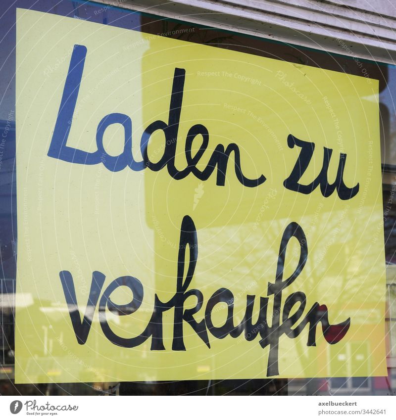 Laden zu verkaufen Schild Deutsch Fenster Deutschland Wirtschaft Krise Business Coronavirus geschlossen Bankrott bankrott Glas schließen Konzept niemand