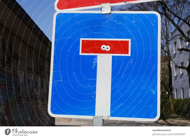 Sackgasse Verkehrsschild mit Augen Straße Menschenleer Verkehrszeichen Tag Straßenverkehr Stadt Ende augen Aufkleber streetart witzig skurril