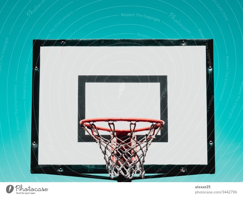 Basketballkorb auf grünem Hintergrund sportlich Rückwand Korb Holzplatte kreisen Konkurrenz Gericht eintauchen Gerät Spiel Reifen im Innenbereich vereinzelt