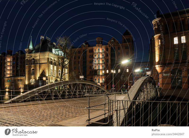 Nacht in Hamburgs Speicherstadt. Hafen Lagerhaus storehouse Kanal urban Elbe Brücke Gebäude Architektur Fluss Licht Ebbe Fleetschlösschen Handel Gewerbe