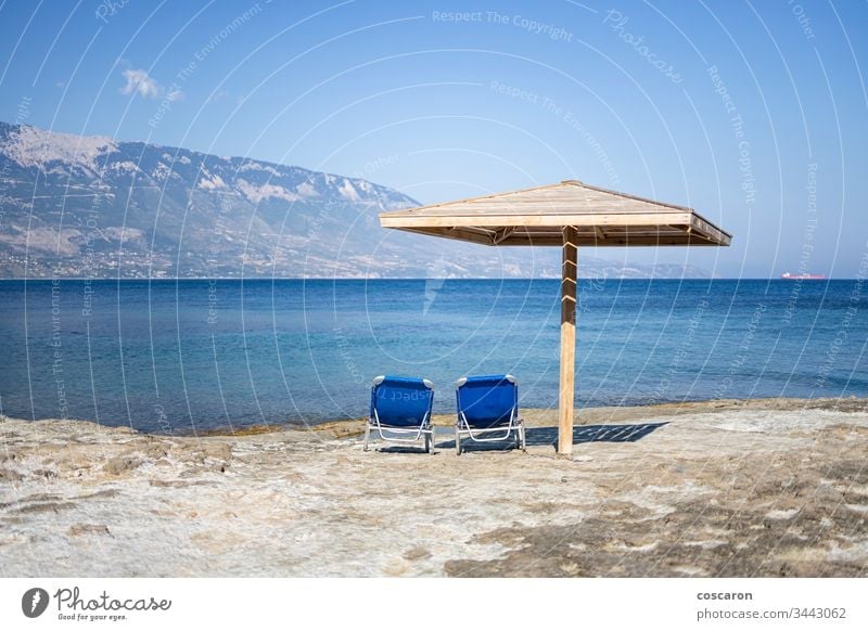Hängematte und Sonnenschirm an einem Felsstrand in Kefalonia, Griechenland amandakis Strand schön blau Windstille Stuhl Küste Küstenstreifen Küstenlinie Konzept