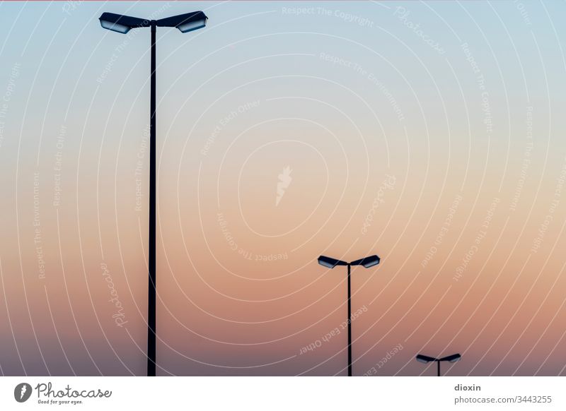 3 Strassenlaternen vor Abendhimmel Straßenbeleuchtung Licht Laterne Verkehrswege Himmel Menschenleer Außenaufnahme Beleuchtung Straßenverkehr Lampe Stadt