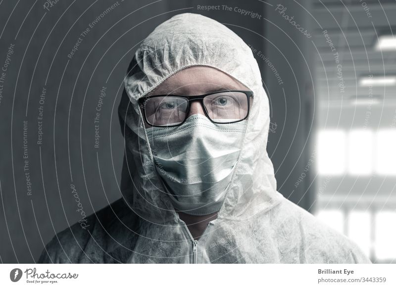 Porträt eines Mediziners in Schutzanzug und mit reflektierender Brille, die ein leeres Krankenhaus abbilden Pflege Konzept Coronavirus Gang Gefahr dunkel
