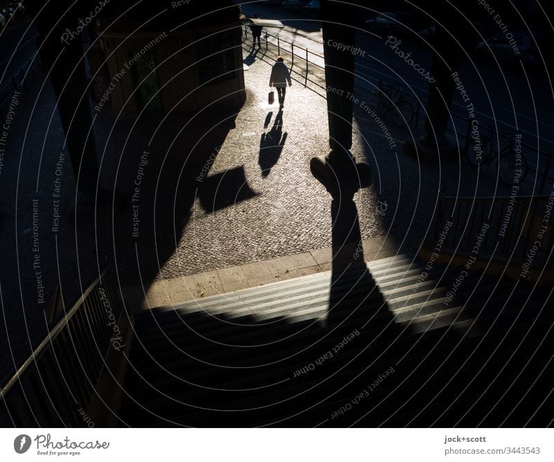unbekannte Frau bewegt sich im Licht aus der Dunkelheit Weitwinkel Low Key Gegenlicht Sonnenlicht Silhouette Hintergrund neutral Strukturen & Formen abstrakt