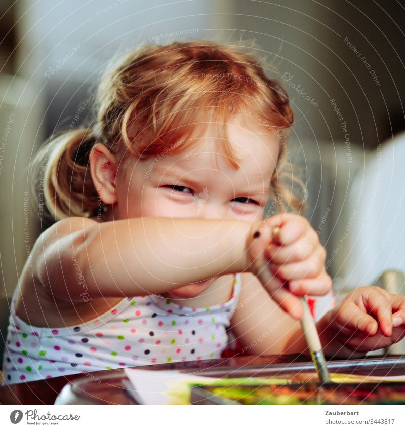 Kleines süßes Mädchen strahlt und malt mit Wasserfarben Kleinkind Kind Kindheit lachen Glück malen spielen Lebensfreude Fröhlichkeit 3-8 Jahre Farbfoto blond