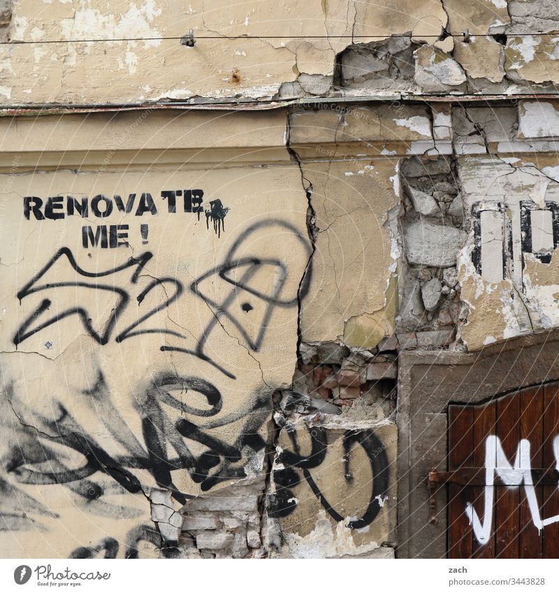 marode Fassade eines Hauses mit der Aufschrift "Renovate me" Vergangenheit Renovieren Mauer Wand Farbfoto Vergänglichkeit Zerstörung kaputt alt Ruine Verfall