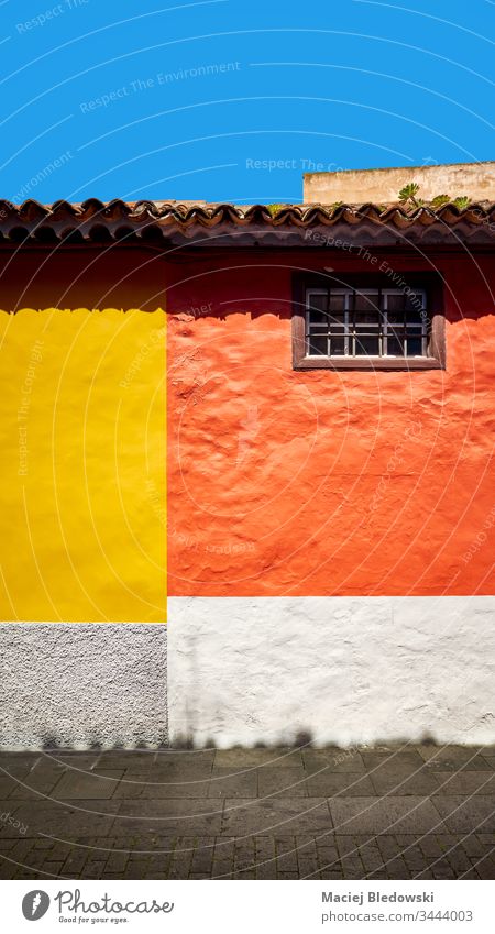 Bunte Wand eines Hauses. farbenfroh Gebäude orange gelb Hintergrund La Laguna Großstadt Straße Teneriffa Spanien Architektur San Cristobal de La Laguna alt