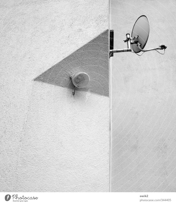Horch & Guck Satellitenantenne Lampe Beleuchtungselement Ecke Am Rand Technik & Technologie Haus Mauer Wand Fassade eckig oben rund Ordnungsliebe Dreieck