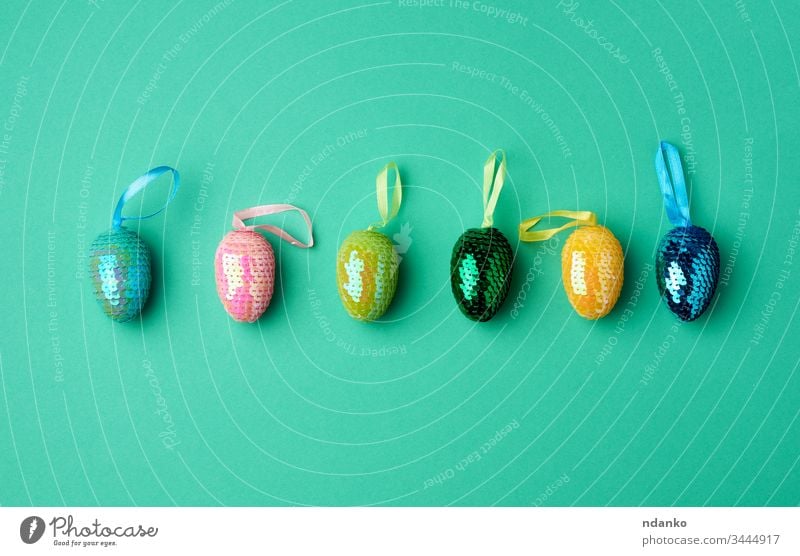 mehrfarbige dekorative Ostereier mit Pailletten auf grünem Hintergrund Ostern Dekoration & Verzierung Feiertag Frühling Ei traditionell Symbol farbenfroh Saison