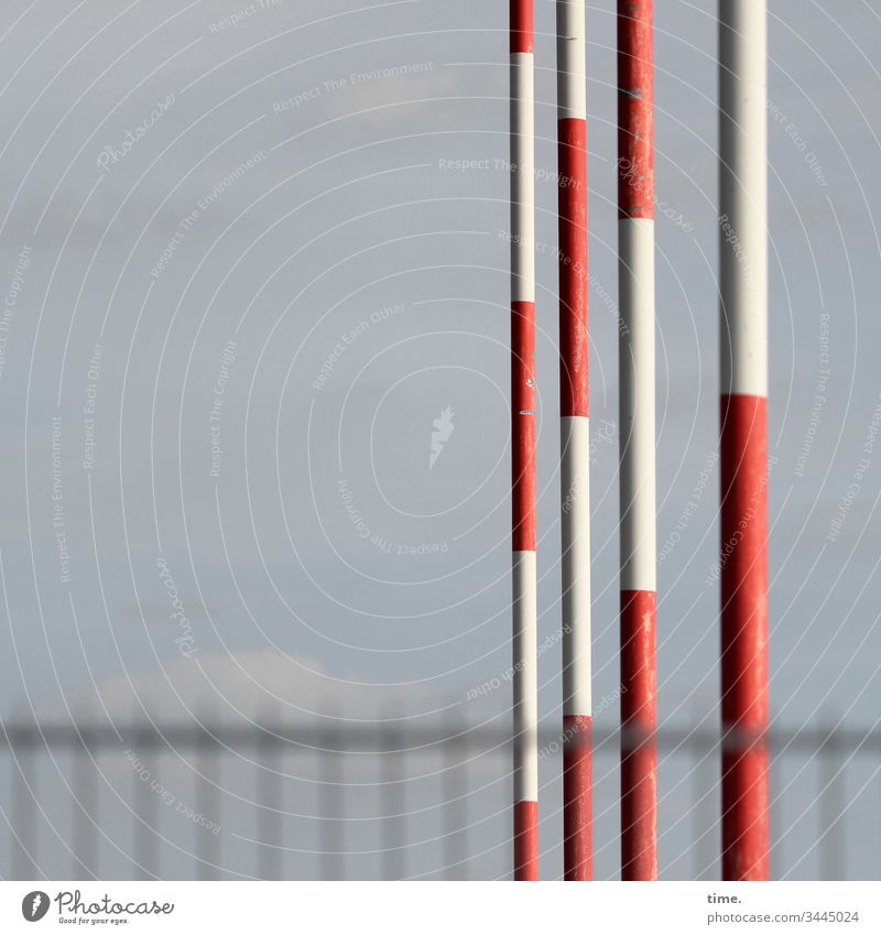 Flugplatz-Mikado zaun stangen metall metallstange rot weiß vier himmel sonnenlicht schatten schönes wetter rätsel geheimnis funktional senkrecht