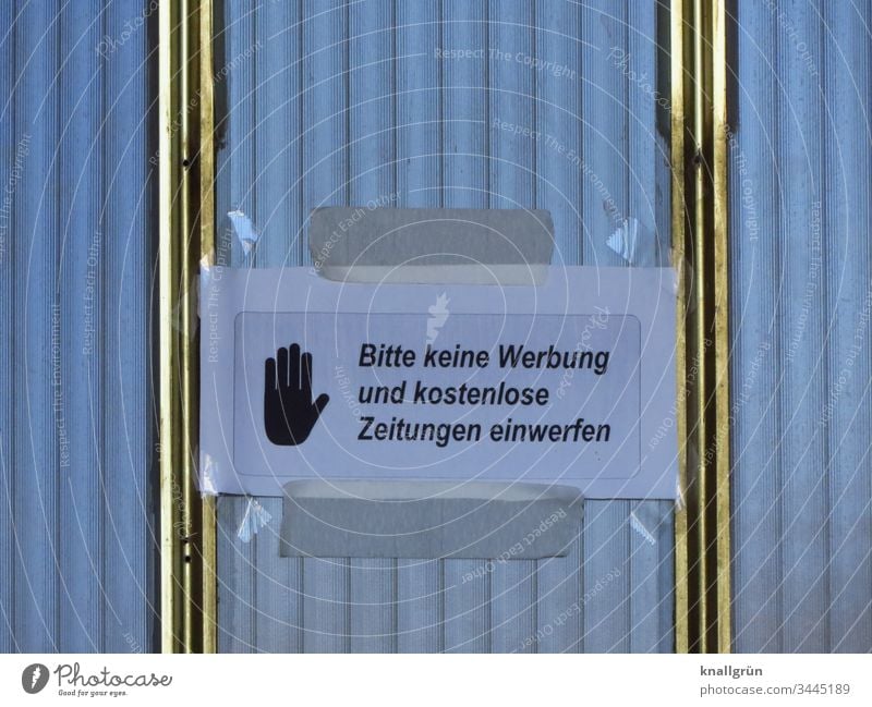Mitteilung „Bitte keine Werbung und kostenlose Zeitungen einwerfen“ mit Klebeband an einer verglasten Haustür angebracht Verbote selbstgebastelt Hinweisschild