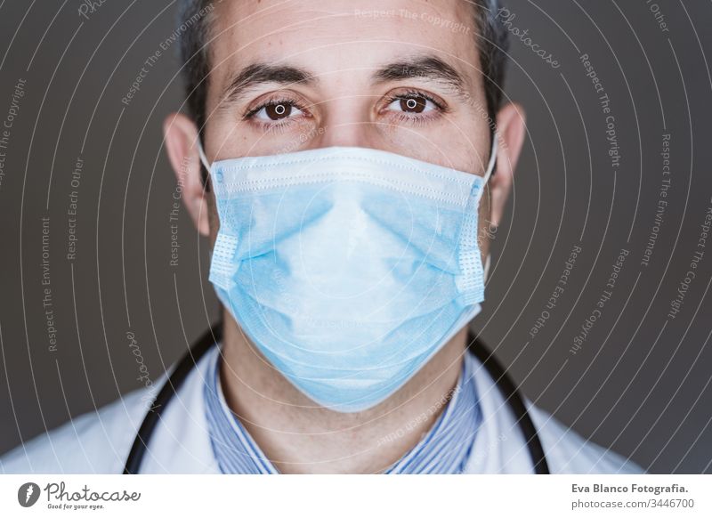 Nahaufnahme eines Arztes mit Schutzmaske und Stethoskop. Coronavirus Covid-19-Konzept Porträt Mann professionell Corona-Virus Krankenhaus arbeiten Infektion