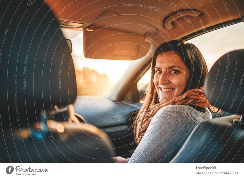 Porträt einer jungen Frau auf dem Frontsitz eines Autos Automobil schön Business PKW heiter niedlich Autohaus Laufwerk Fahrer Emotion aufgeregt Familie Mädchen