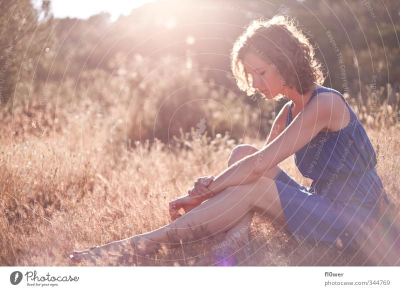 sun absorption Körper Sommer Mensch feminin Mädchen Junge Frau Jugendliche Erwachsene 1 18-30 Jahre Natur Gras Sträucher sitzen warten blau gelb gold Gefühle