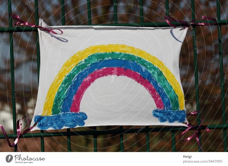 Regenbogen gegen Corona, als Zeichen der Solidarität, gemalt von Kindern Covid-19 Krankheit Infektion Pandemie Kunstwerk Hoffnung Mut Glück alles wird gut
