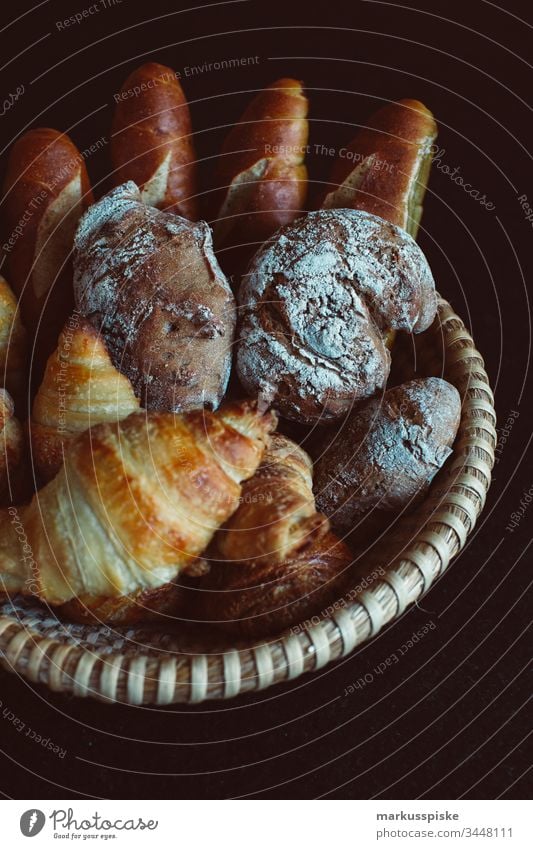 Handgemachte Croissant, Laugenstangen und Vinschgauer handgemacht zuhause bleiben Gebäck Teigwaren Frühstück selbstgemacht stay at home Brotkorb
