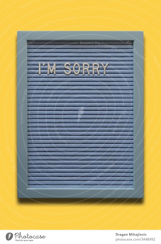 Hellblaues Message Board Tut mir leid auf dem gelben Hintergrund entschuldigen Entschuldigung Transparente Holzplatte Postkarte Konzept kreativ
