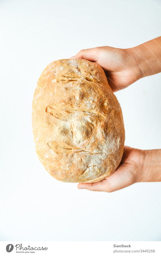 Frauenhände halten frisch gebackenes Brot, Draufsicht heimwärts Küche Halt Essen zubereiten essen Hand Gesundheit Hintergrund Lebensmittel braun Bäcker