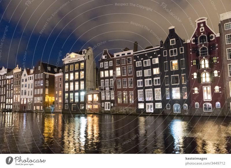 Schöne ruhige Szene der Stadt Amsterdam in der Abenddämmerung. Fahrräder entlang der Straße und auf der Brücke über den Kanal. Niederlande Großstadt Architektur