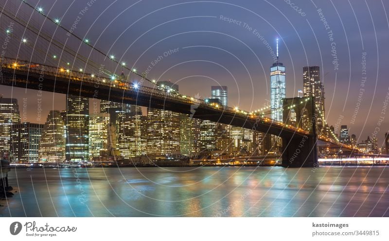 Brooklyn-Brücke in der Abenddämmerung, New York City. New York State Manhattan amerika Großstadt Skyline USA Wolkenkratzer Stadtbild beleuchtet Architektur